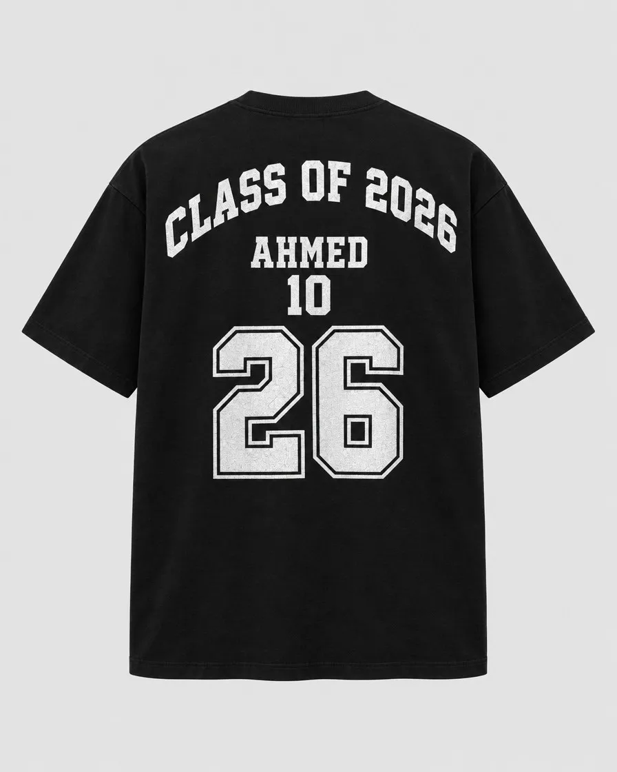 تيشيرت تخرج أسود مكتوب على ضهره CLASS OF 2026 واسم ورقم