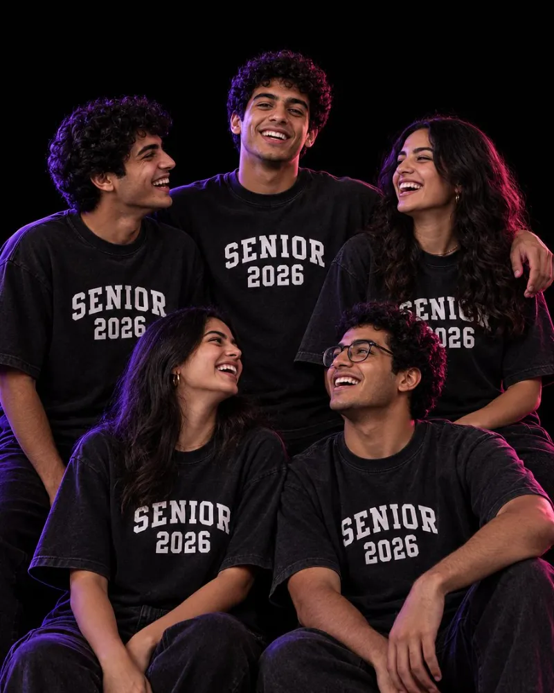 طلاب لابسين تيشيرتات Senior 2026 من GOATS